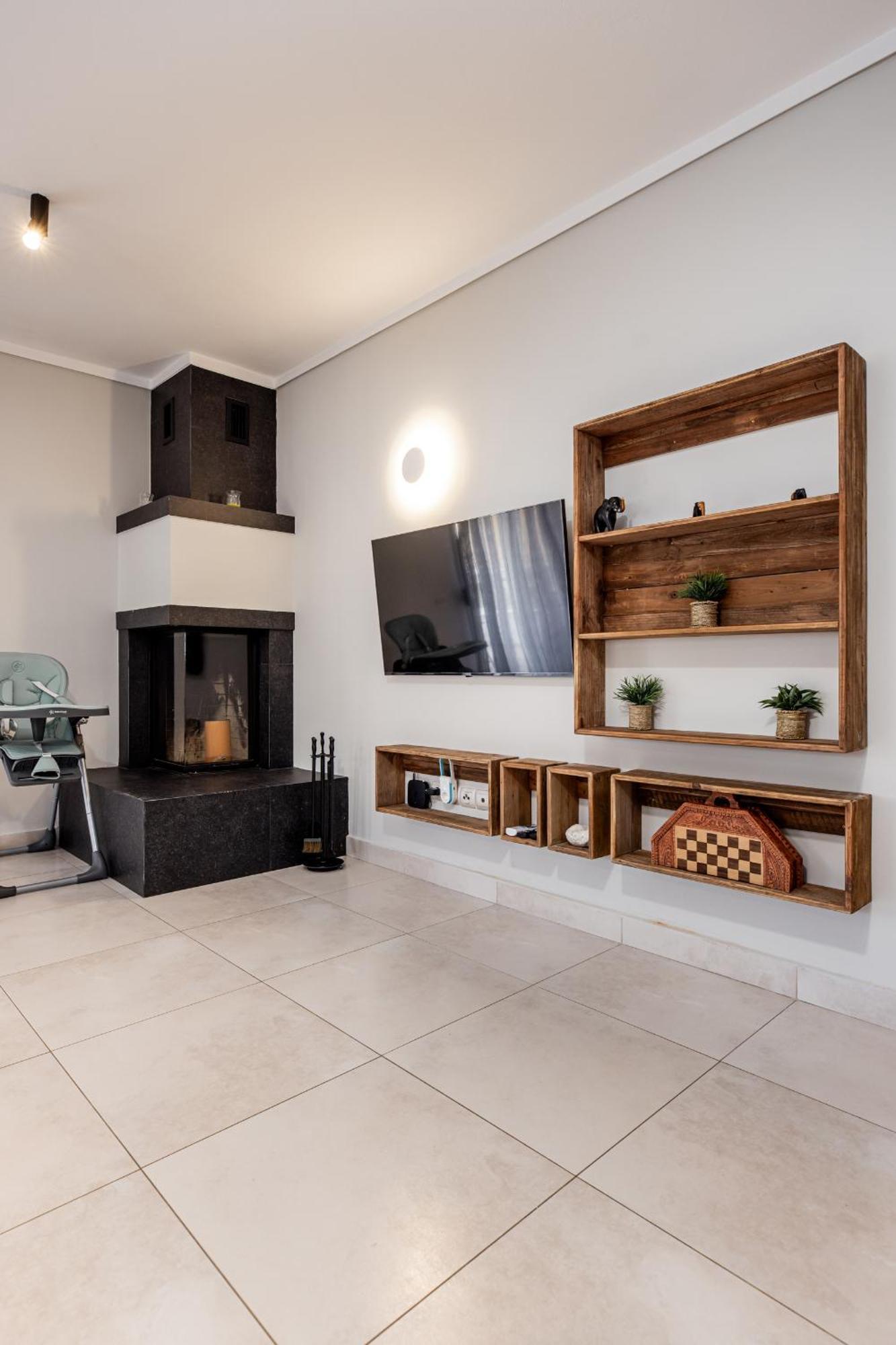 Spacious 3-bedroom With Wifi, Ac In Charming Kalamaria - Mountain View Διαμέρισμα *