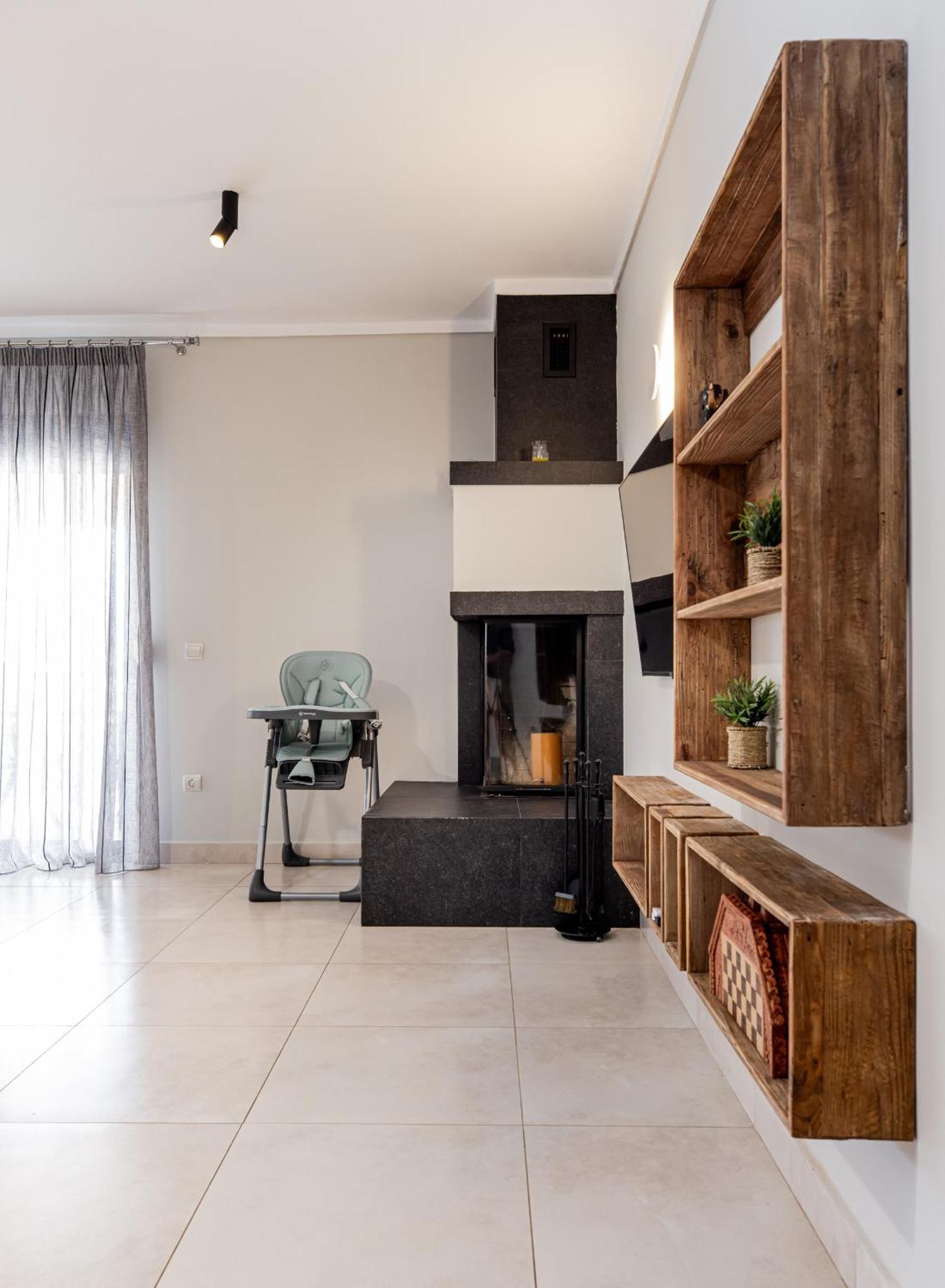 Spacious 3-bedroom With Wifi, Ac In Charming Kalamaria - Mountain View